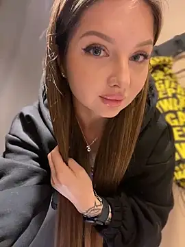 Snapshot of KrisMagnoly chatting on December 2025 04:46:02 PM KrisMagnoly online show from December 2025 04:46:02 PM