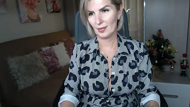 Snapshot of sensualEmilia chatting on December 2024 07:48:02 PM sensualEmilia online show from December 2024 07:48:02 PM