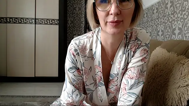 Snapshot of sensualEmilia chatting on May 2026 09:39:02 AM sensualEmilia online show from May 2026 09:39:02 AM