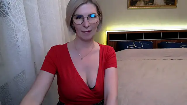 Snapshot of sensualEmilia chatting on May 2026 06:27:01 PM sensualEmilia online show from May 2026 06:27:01 PM