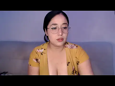 Snapshot of YummymeowW chatting on April 2026 02:45:02 AM YummymeowW online show from April 2026 02:45:02 AM