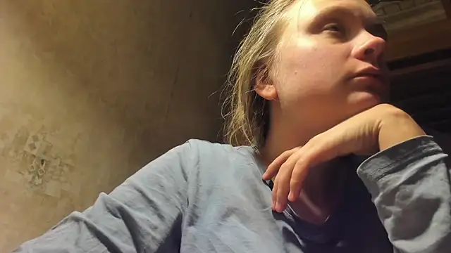 Snapshot of FrumCake chatting on February 2025 02:20:02 AM FrumCake online show from February 2025 02:20:02 AM