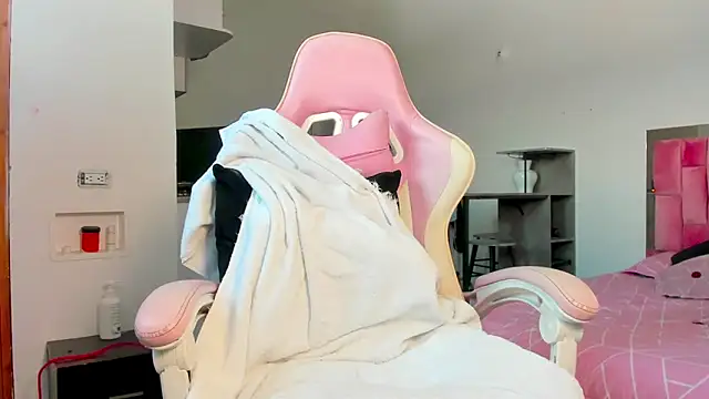 the queen aleja online show from December 2025 03:48:01 PM