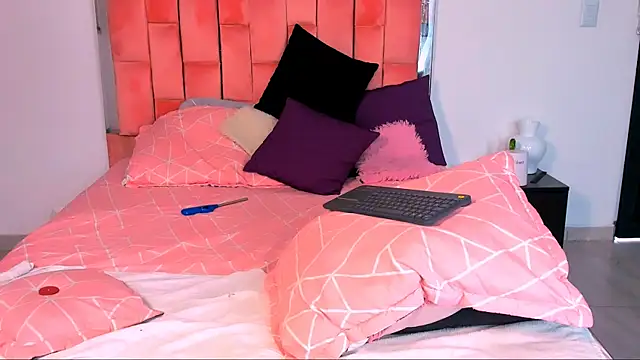 the queen aleja online show from October 2025 12:05:02 PM