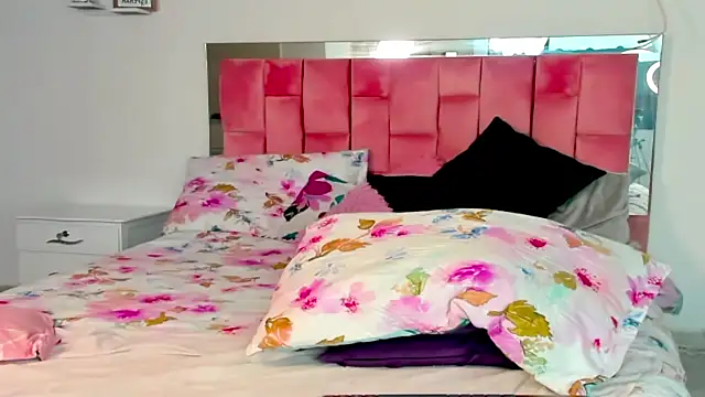 the queen aleja online show from November 2025 01:49:01 PM