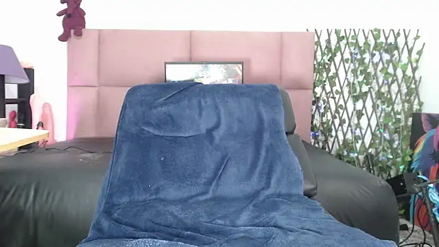 chirlleyy online show from April 2026 11:57:01 AM