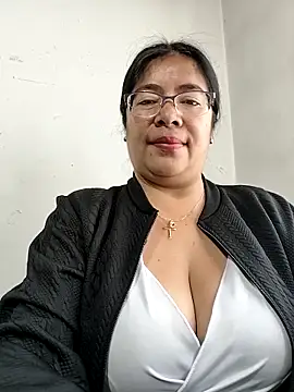 Snapshot of __valentina18 chatting on November 2025 01:03:02 PM valentina18 online show from November 2025 01:03:02 PM