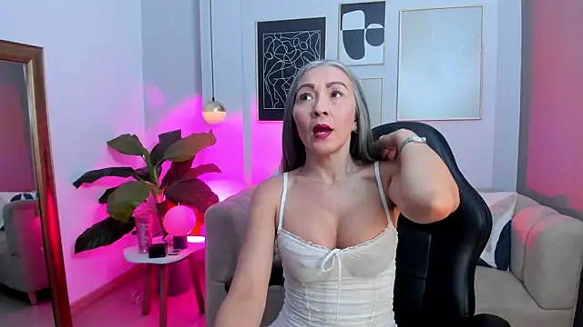  Nicoletteshea  online show from May 2026 05:05:01 PM