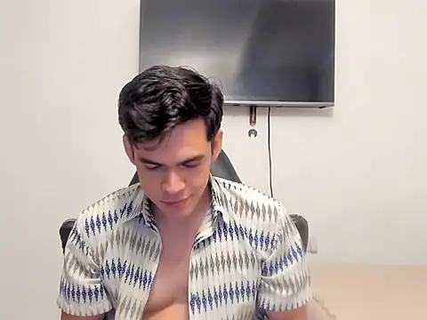 Lucian Gomez  online show from October 2025 09:27:01 PM