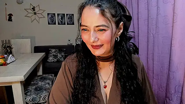 emma luxy online show from April 2026 11:00:01 PM