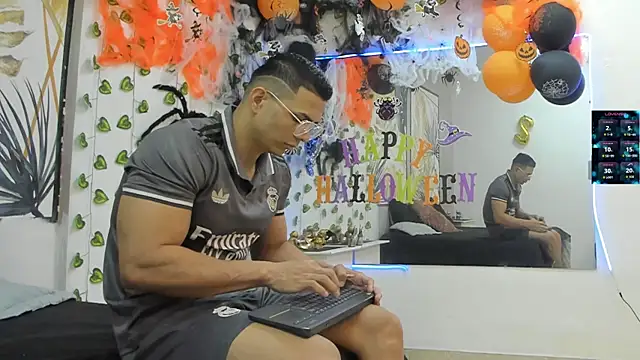 Snapshot of ChoreyTaiylor chatting on November 2025 02:33:01 PM ChoreyTaiylor online show from November 2025 02:33:01 PM