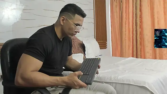 Snapshot of ChoreyTaiylor chatting on November 2025 03:22:01 PM ChoreyTaiylor online show from November 2025 03:22:01 PM