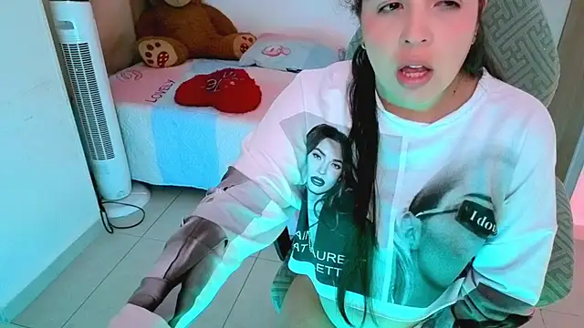 Snapshot of _alicia_z chatting on April 2026 06:15:02 PM alicia z online show from April 2026 06:15:02 PM