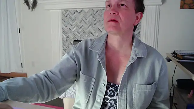 Snapshot of AuroraWillows chatting on February 2026 04:42:01 AM AuroraWillows online show from February 2026 04:42:01 AM