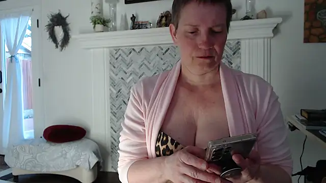 Snapshot of AuroraWillows chatting on February 2026 01:11:01 PM AuroraWillows online show from February 2026 01:11:01 PM