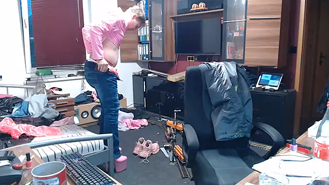 Fem-Boy40 online show from May 2026 07:36:02 PM