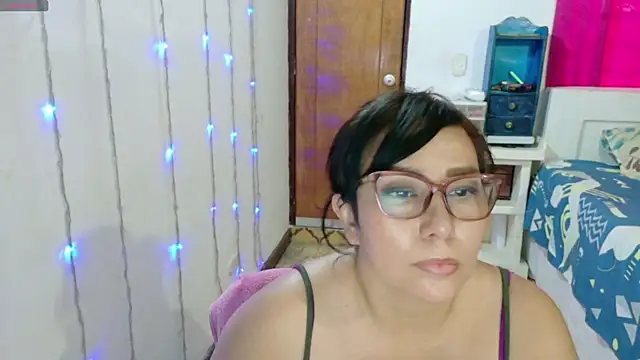 Snapshot of hottplay chatting on September 2025 05:29:01 PM hottplay online show from September 2025 05:29:01 PM