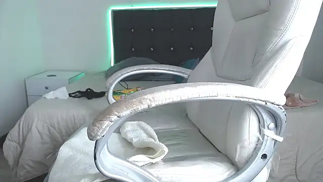 selena yourmilf online show from December 2025 08:04:02 PM