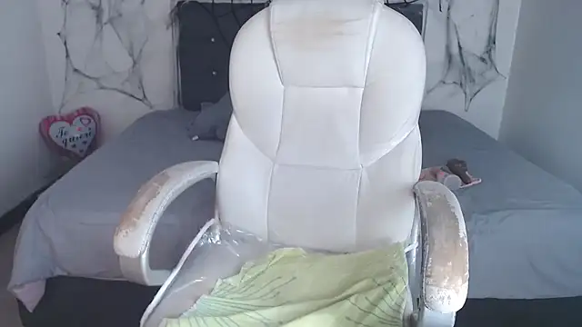 selena yourmilf online show from October 2025 03:01:01 PM