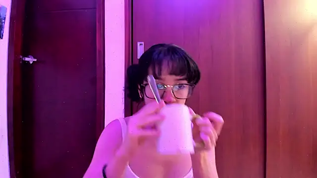 Snapshot of _Lunnaa_ chatting on March 2025 01:53:02 AM  Lunnaa  online show from March 2025 01:53:02 AM