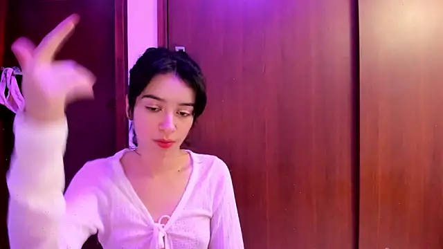 Snapshot of _Lunnaa_ chatting on February 2025 01:19:02 AM  Lunnaa  online show from February 2025 01:19:02 AM