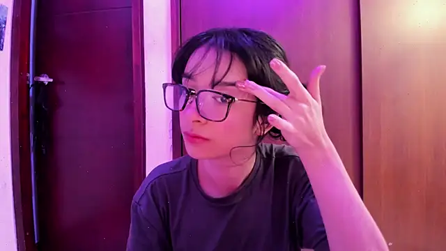 Snapshot of _Lunnaa_ chatting on February 2025 01:57:01 AM  Lunnaa  online show from February 2025 01:57:01 AM