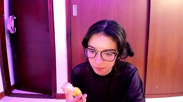 Snapshot of _Lunnaa_ chatting on February 2025 05:21:02 AM  Lunnaa  online show from February 2025 05:21:02 AM