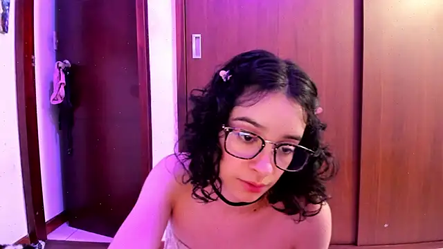 Snapshot of _Lunnaa_ chatting on February 2025 04:57:02 AM  Lunnaa  online show from February 2025 04:57:02 AM