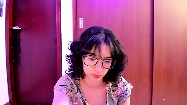 Snapshot of _Lunnaa_ chatting on February 2025 12:41:02 AM  Lunnaa  online show from February 2025 12:41:02 AM