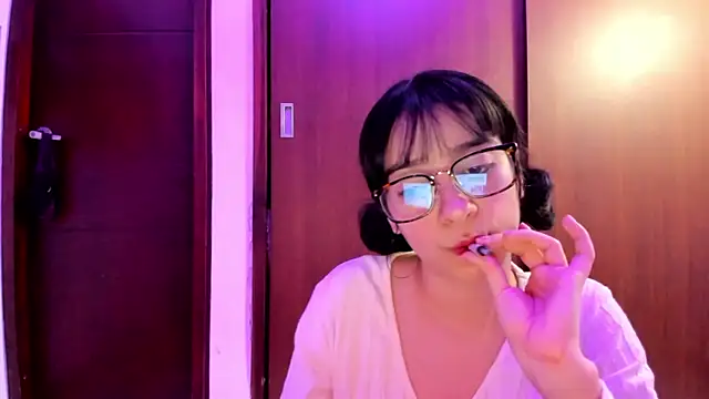 Snapshot of _Lunnaa_ chatting on December 2024 03:26:02 AM  Lunnaa  online show from December 2024 03:26:02 AM