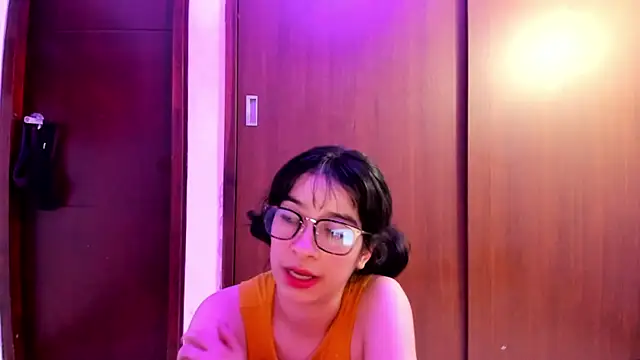 Snapshot of _Lunnaa_ chatting on December 2024 05:51:02 AM  Lunnaa  online show from December 2024 05:51:02 AM