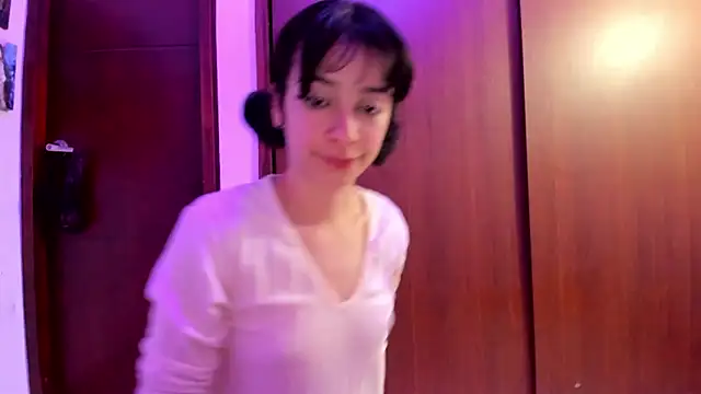 Snapshot of _Lunnaa_ chatting on December 2024 06:32:02 AM  Lunnaa  online show from December 2024 06:32:02 AM