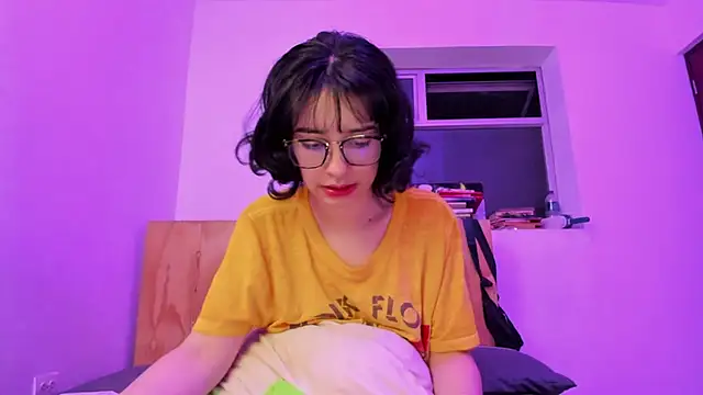 Snapshot of _Lunnaa_ chatting on December 2024 01:28:02 AM  Lunnaa  online show from December 2024 01:28:02 AM
