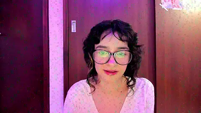 Snapshot of _Lunnaa_ chatting on September 2025 10:38:02 PM  Lunnaa  online show from September 2025 10:38:02 PM