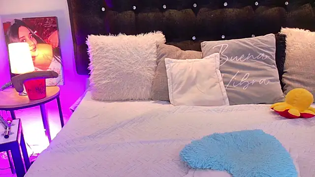 ValenScott1 online show from November 2025 01:26:02 PM