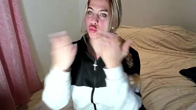 MariaMeir online show from December 2025 08:01:01 PM