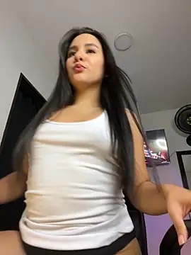 Snapshot of Mavie_roses chatting on November 2025 12:03:01 AM Mavie roses online show from November 2025 12:03:01 AM