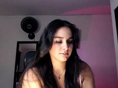 Snapshot of Mavie_roses chatting on October 2025 12:31:01 AM Mavie roses online show from October 2025 12:31:01 AM