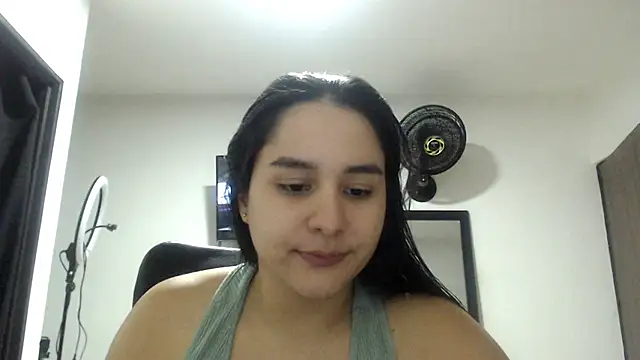 Snapshot of Mavie_roses chatting on October 2025 11:06:02 PM Mavie roses online show from October 2025 11:06:02 PM