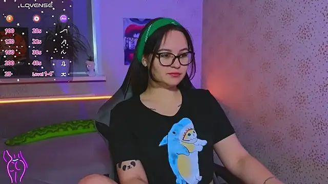 Snapshot of EsterLogan chatting on October 2025 06:48:01 AM EsterLogan online show from October 2025 06:48:01 AM