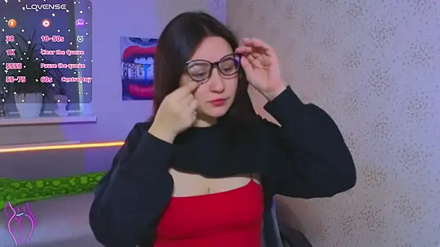 Snapshot of EsterLogan chatting on November 2025 09:47:01 AM EsterLogan online show from November 2025 09:47:01 AM