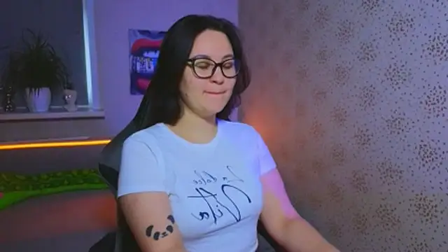 Snapshot of EsterLogan chatting on November 2025 09:25:01 AM EsterLogan online show from November 2025 09:25:01 AM