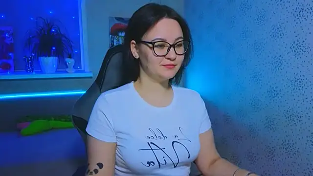 Snapshot of EsterLogan chatting on November 2025 11:25:02 AM EsterLogan online show from November 2025 11:25:02 AM