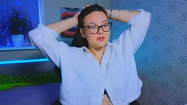 Snapshot of EsterLogan chatting on November 2025 09:52:01 AM EsterLogan online show from November 2025 09:52:01 AM