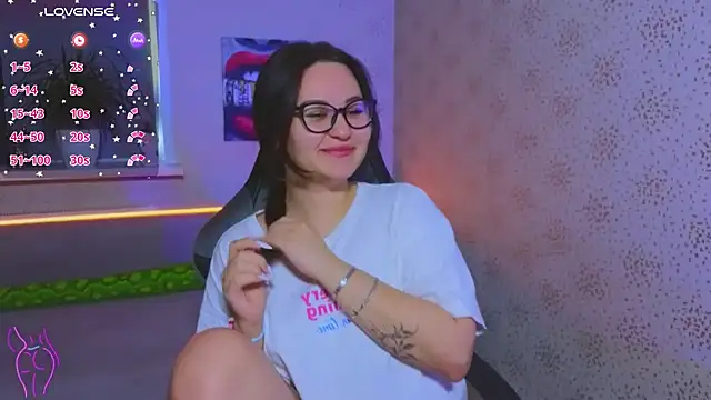 EsterLogan online show from October 2025 06:58:01 AM