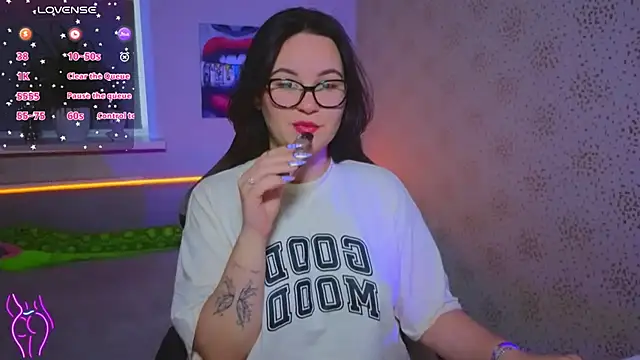 Snapshot of EsterLogan chatting on November 2025 11:15:02 AM EsterLogan online show from November 2025 11:15:02 AM