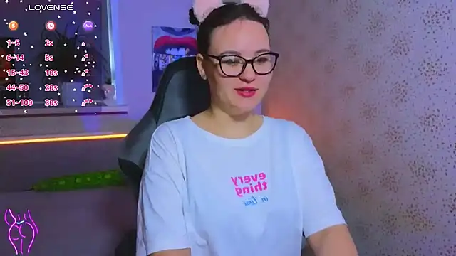 EsterLogan online show from September 2025 11:39:02 AM