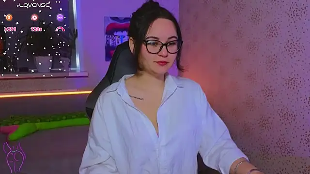 EsterLogan online show from October 2025 09:06:02 AM