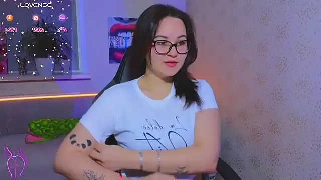 EsterLogan online show from October 2025 08:50:02 AM
