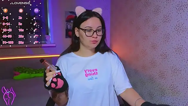 EsterLogan online show from September 2025 01:28:02 PM